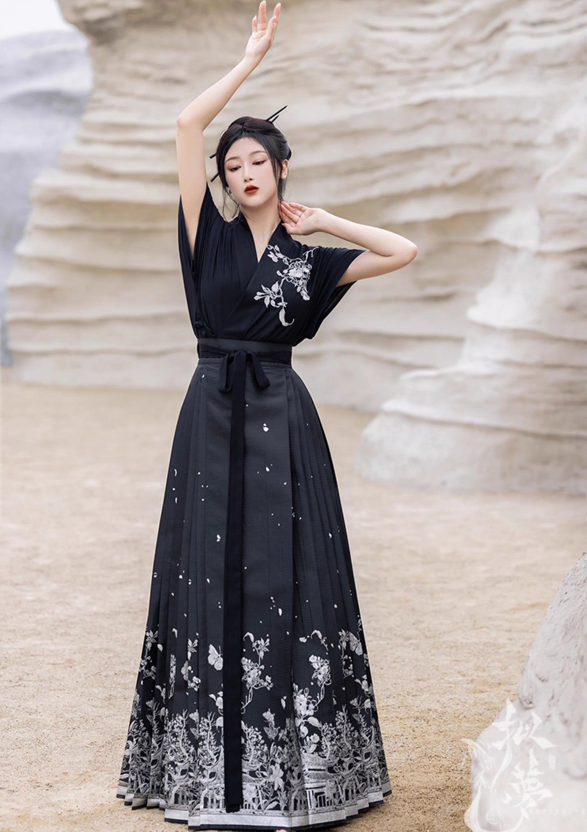 Black Widow | Modern 2-Pieces Hanfu (人间客)