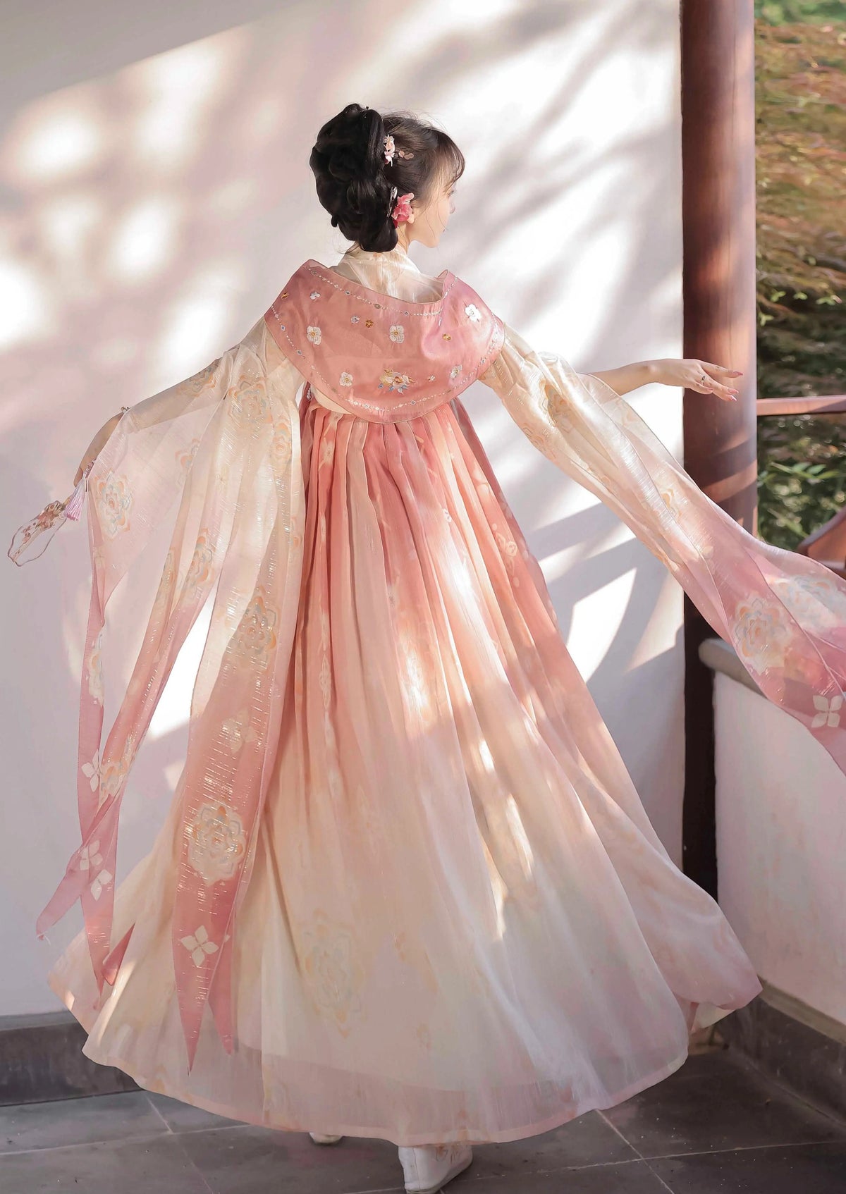 Flower Tail | 3-Pieces Tang Embroidered Hanfu (花瑶)