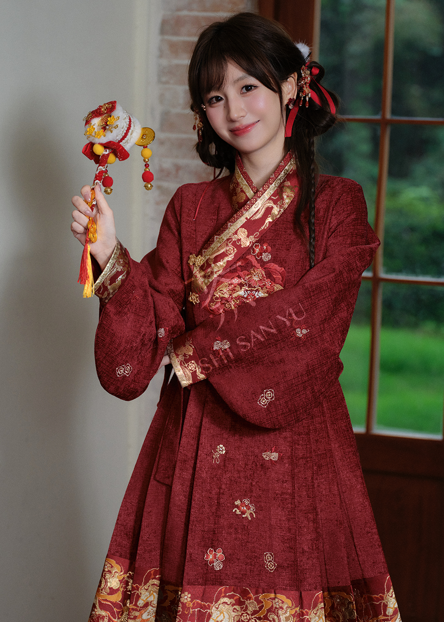 White Horse | 3-Piece 2026 New Year Hanfu (白马嘉岁)