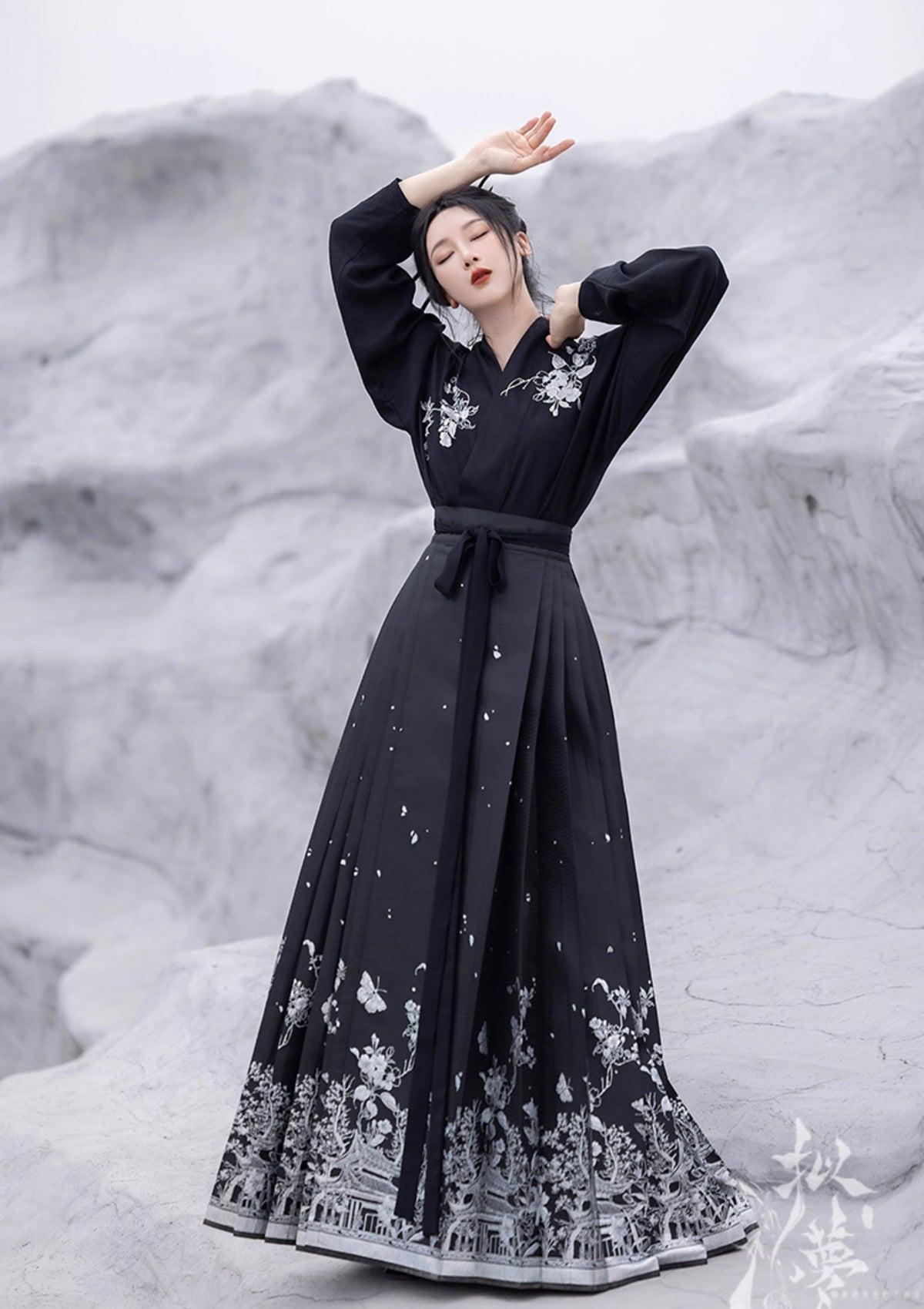 Black Widow | Modern 2-Pieces Hanfu (人间客)