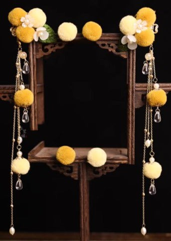 Snow Balls | 2 Pcs Pom Poms Hairclips (对雪)