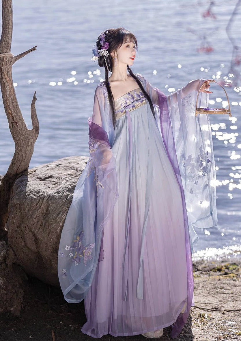 Plum Blossom | 3-Pieces Embroidered Hanfu (春不晚)