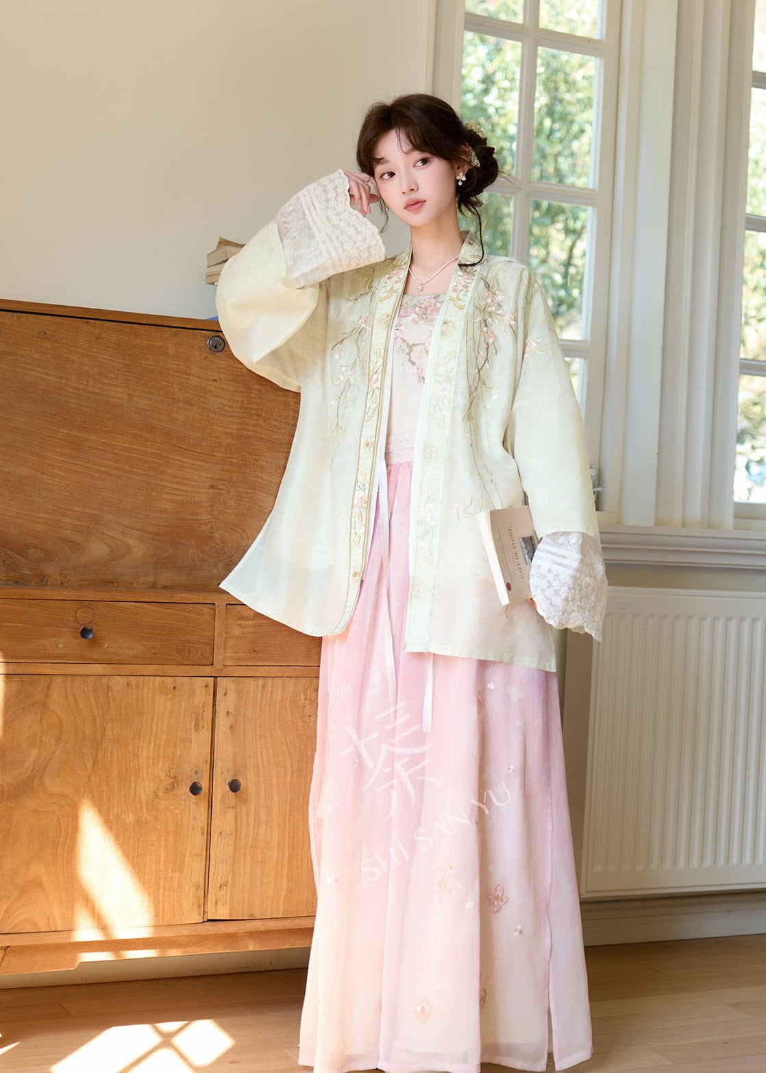 Apricot Blossom | 4-Piece Embroidered Hanfu (杏花约)
