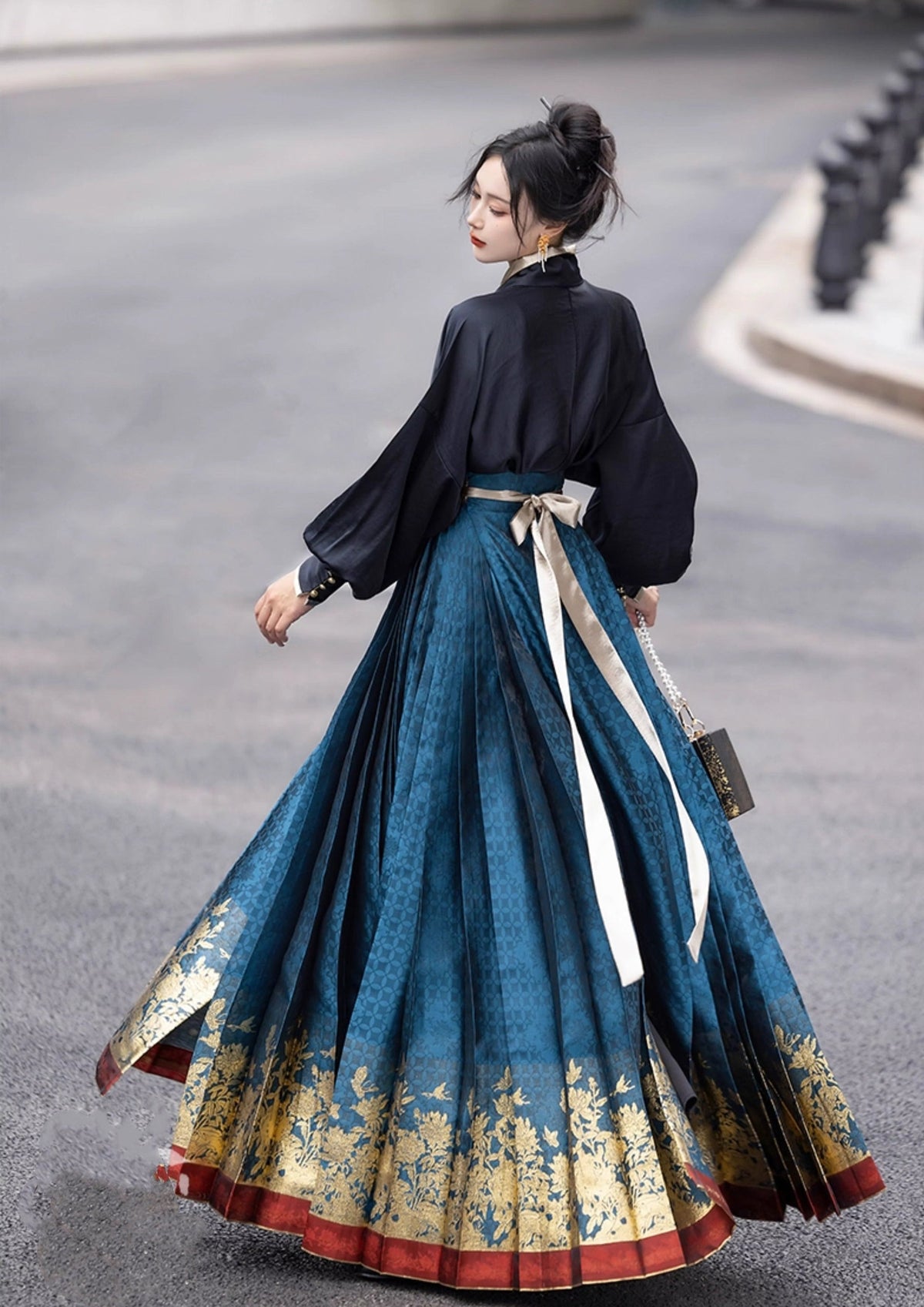Spell of the Fragrance | Modern 2-Pieces Ma Mian Skirt Set (国色)