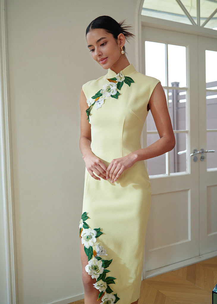 Apricot Rain | Embroidered High-End Modern Qipao (杏雨绣春)