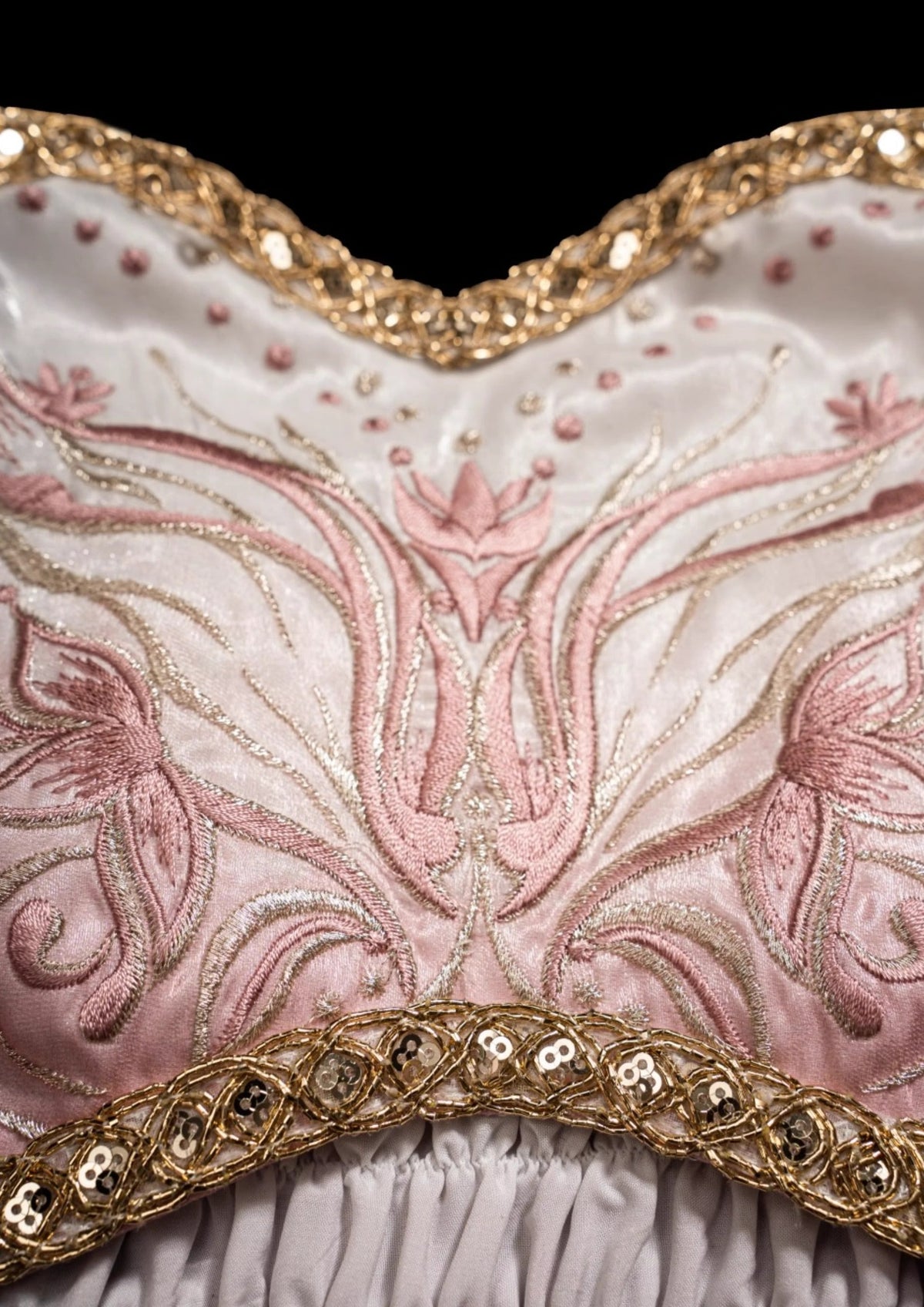 Moonlight Elf | Dunhuang Embroidered Gown (蝶骨)