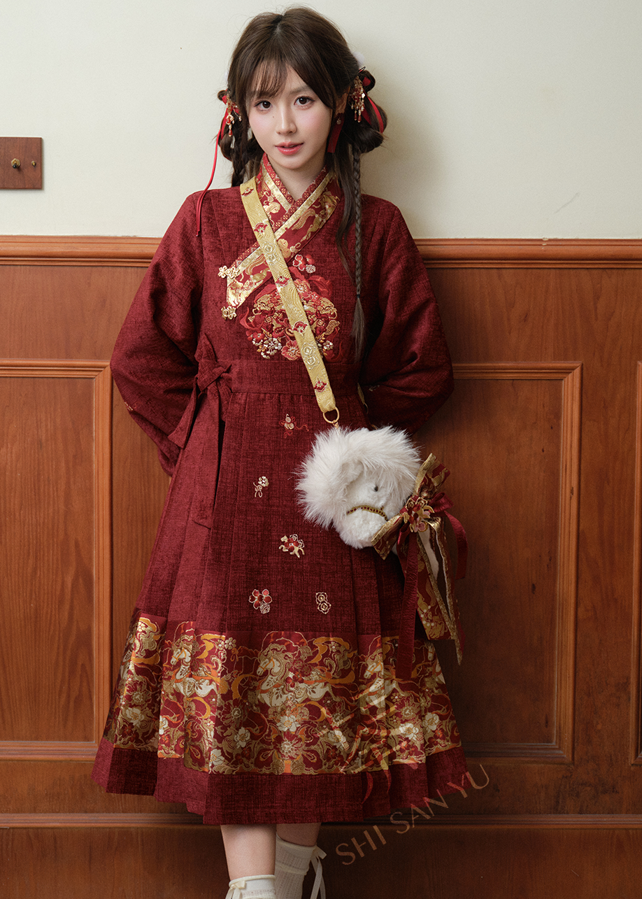 White Horse | 3-Piece 2026 New Year Hanfu (白马嘉岁)