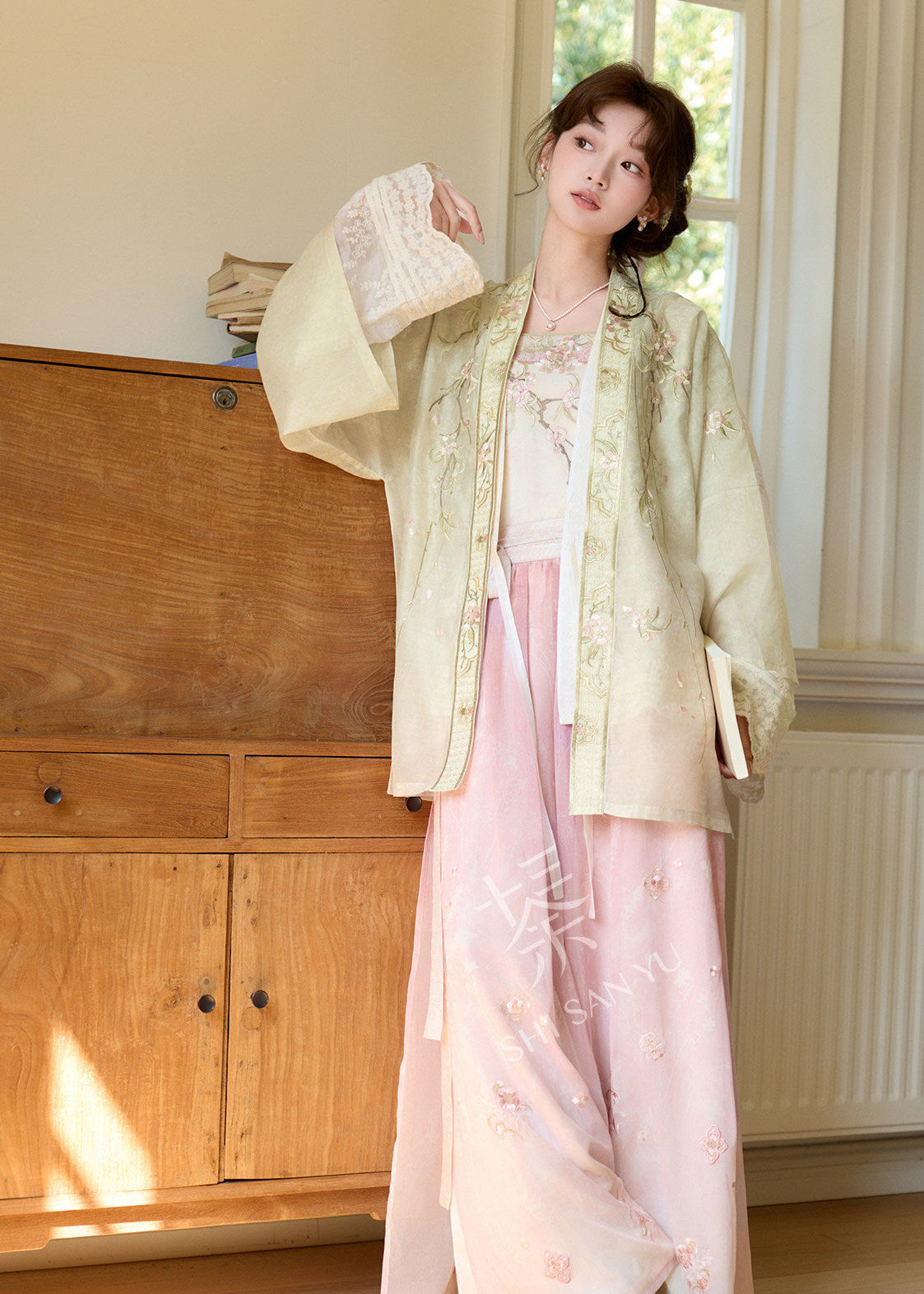Apricot Blossom | 4-Piece Embroidered Hanfu (杏花约)