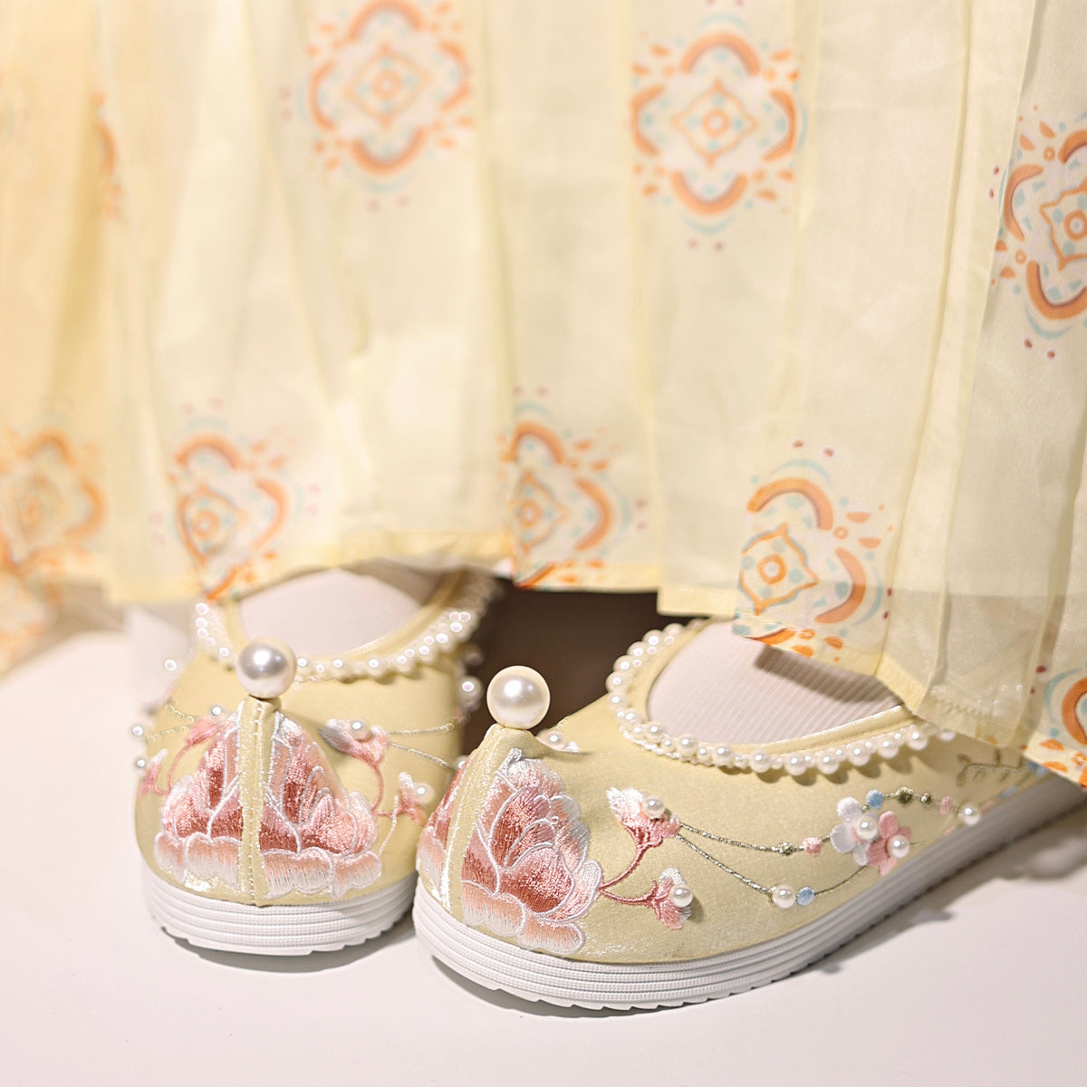 Su Yang | Embroidered Shoes (素央）