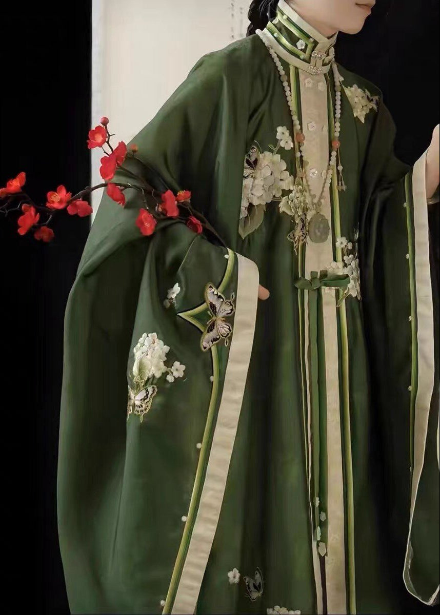 Butterfly Dance | 2-Piece Embroidered Plus Set (花间游蝶)