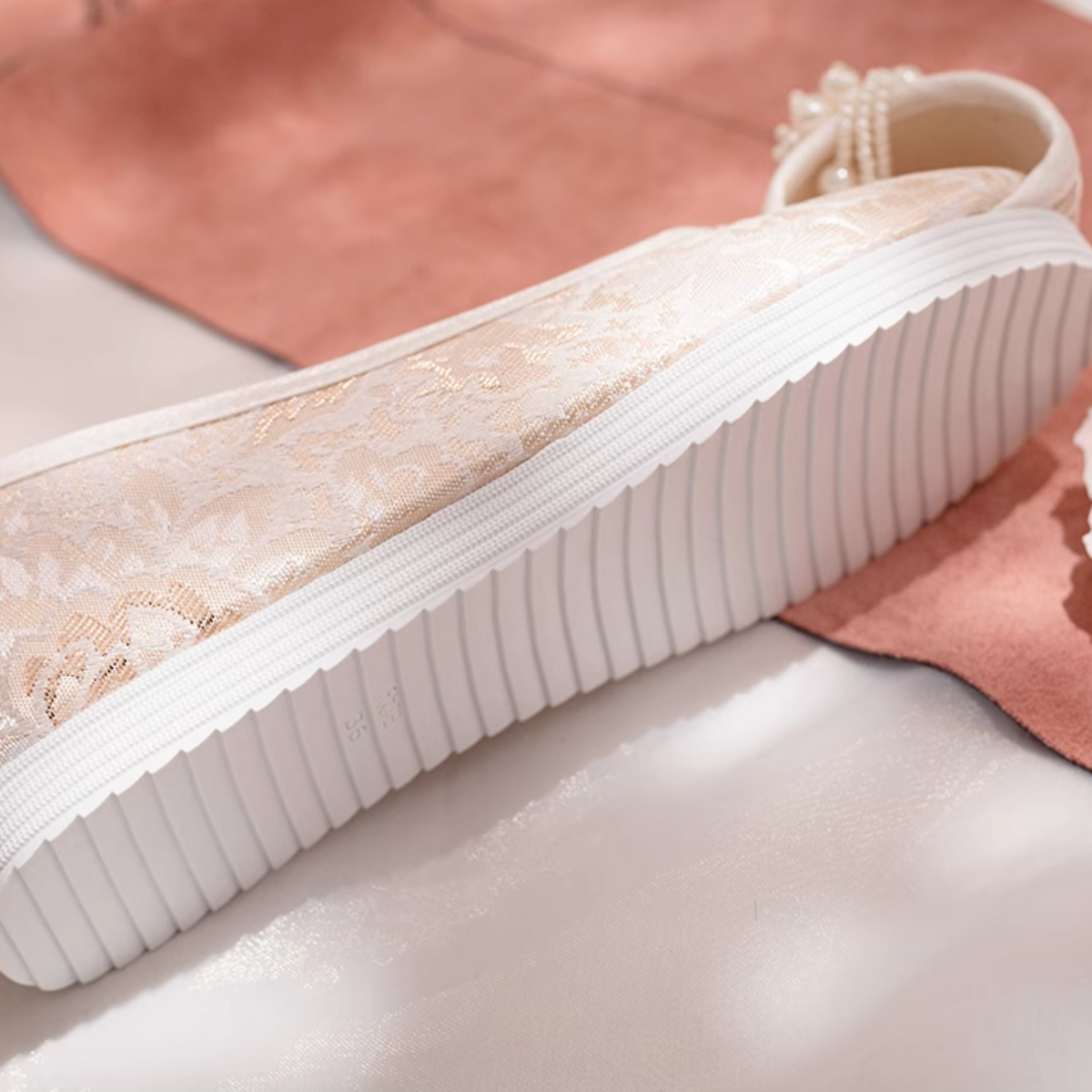 White Pearl | Embroidered Shoes(白珠）