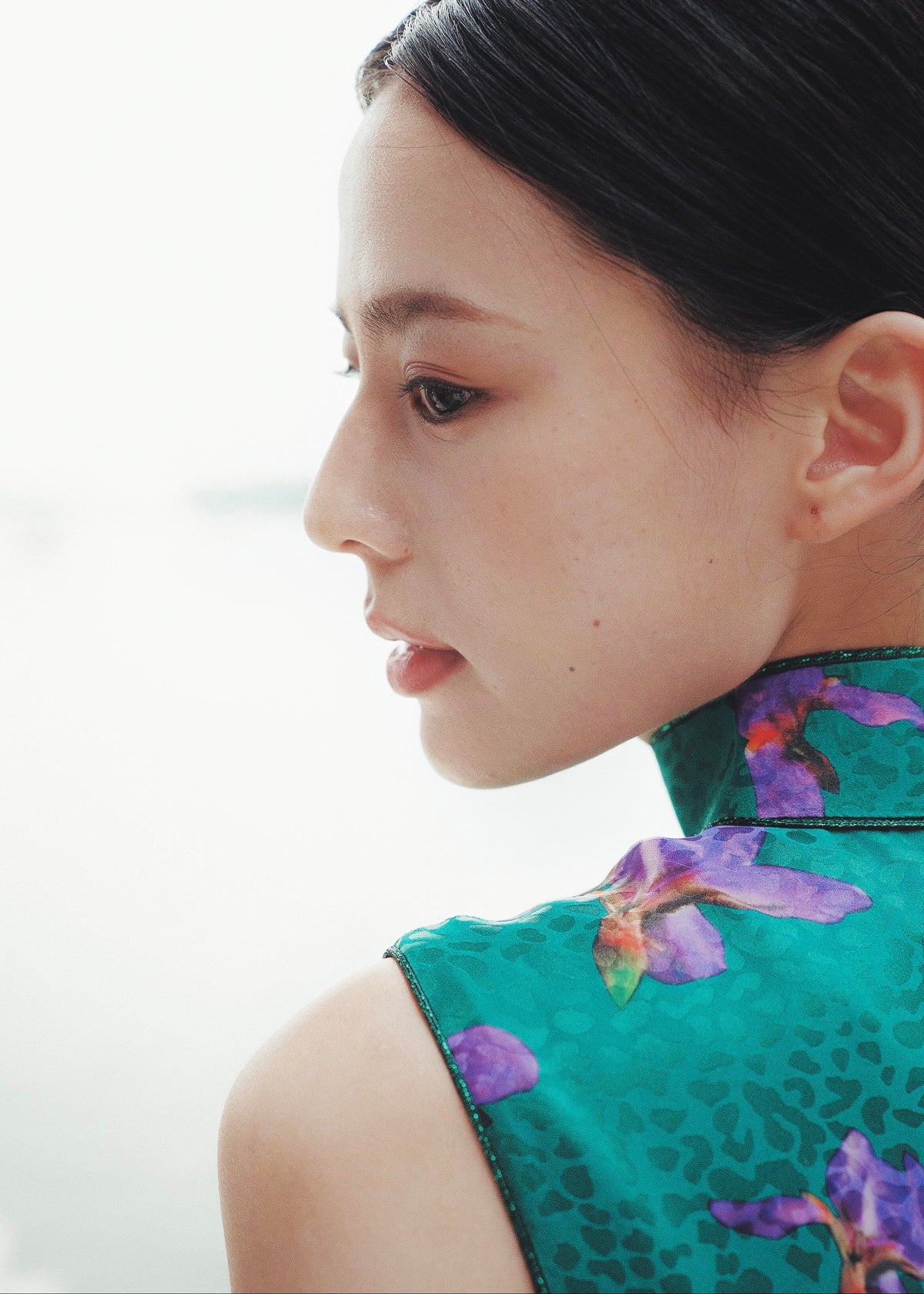 Emerald Irises | High-End Silk Modern Qipao (绿鸢尾)