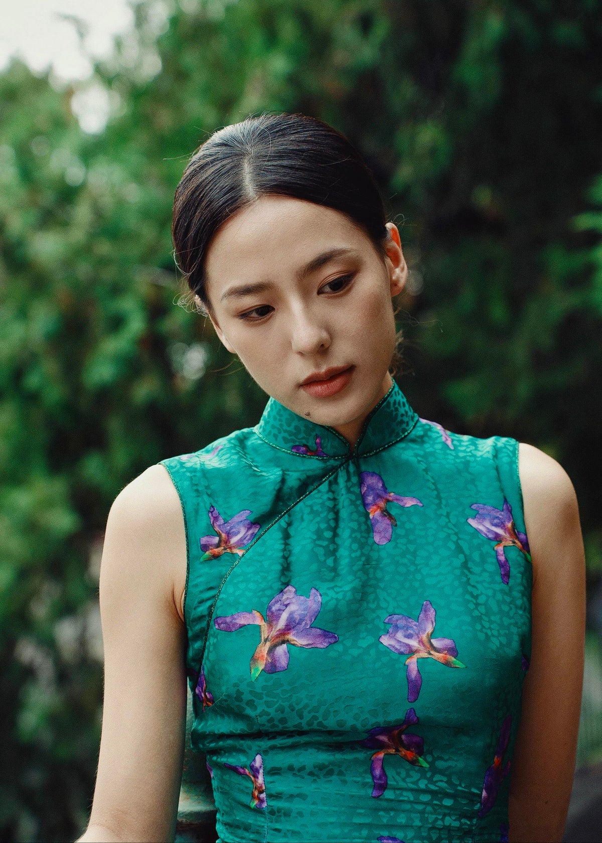 Emerald Irises | High-End Silk Modern Qipao (绿鸢尾)