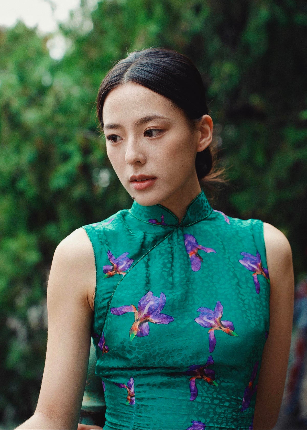 Emerald Irises | High-End Silk Modern Qipao (绿鸢尾)