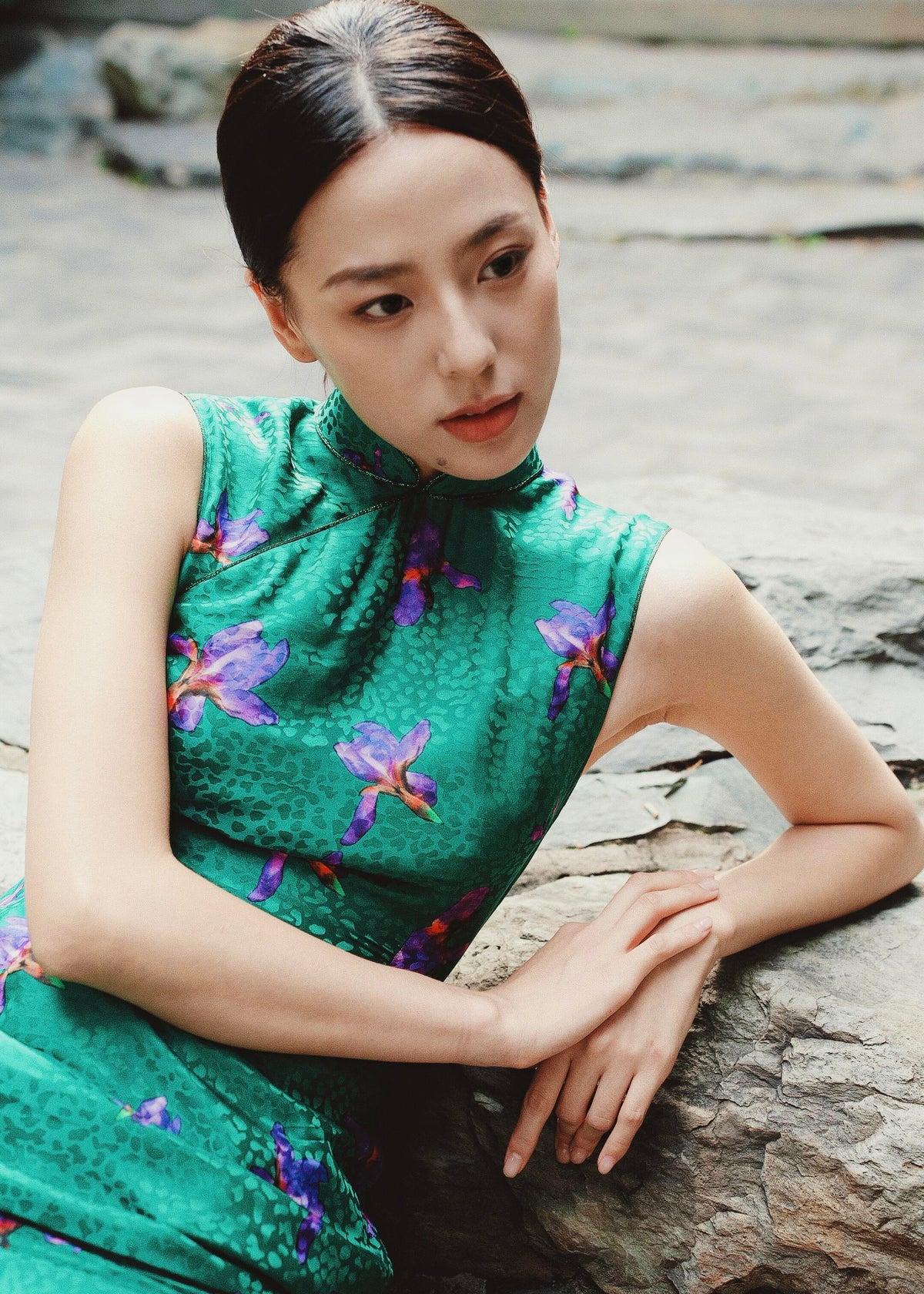 Emerald Irises | High-End Silk Modern Qipao (绿鸢尾)