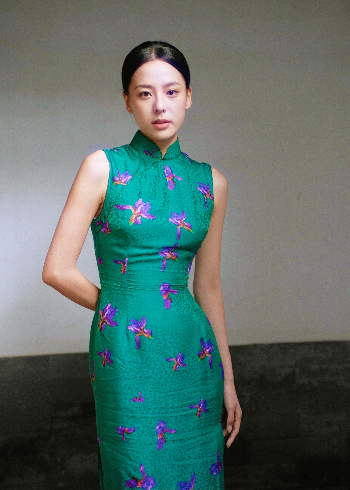 Emerald Irises | High-End Silk Modern Qipao (绿鸢尾)