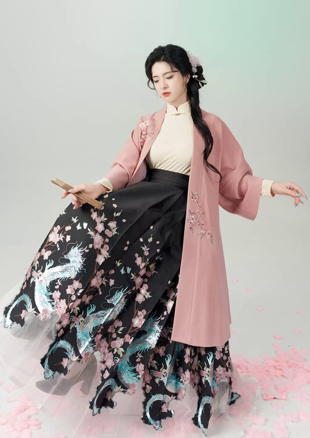 Snow Awaits Spring | Modern 3-Pieces Set (蕴雪待春)