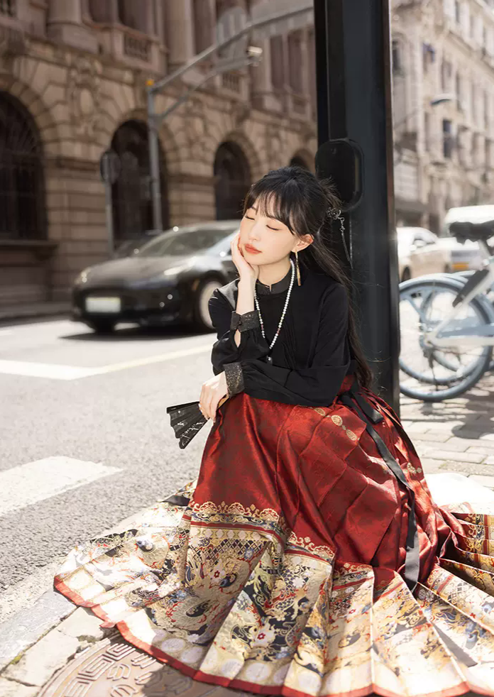 Auspicious Dragon | 2-Pieces Modern MaMian Skirt Set (墨白·瑞龙启岁)