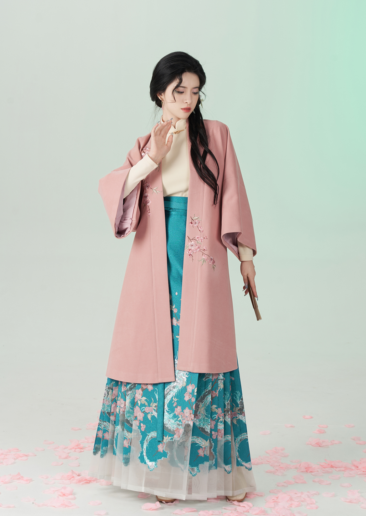 Snow Awaits Spring | Modern 3-Pieces Set (蕴雪待春)