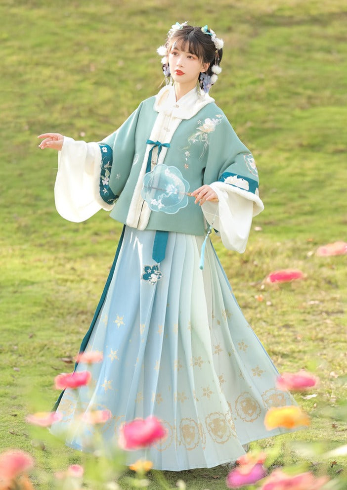 Chilly Year | Ming Winter Hanfu (广寒岁辞)