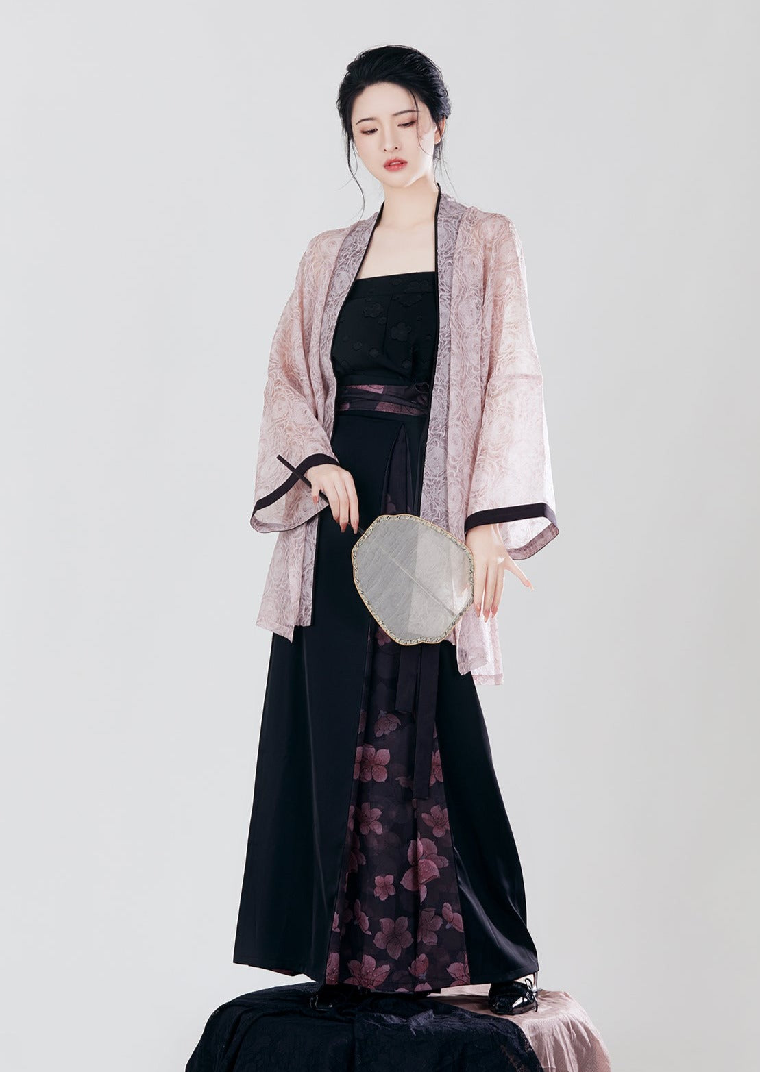 Leisure Night | Modern Black Hanfu (晚桃悠悠)