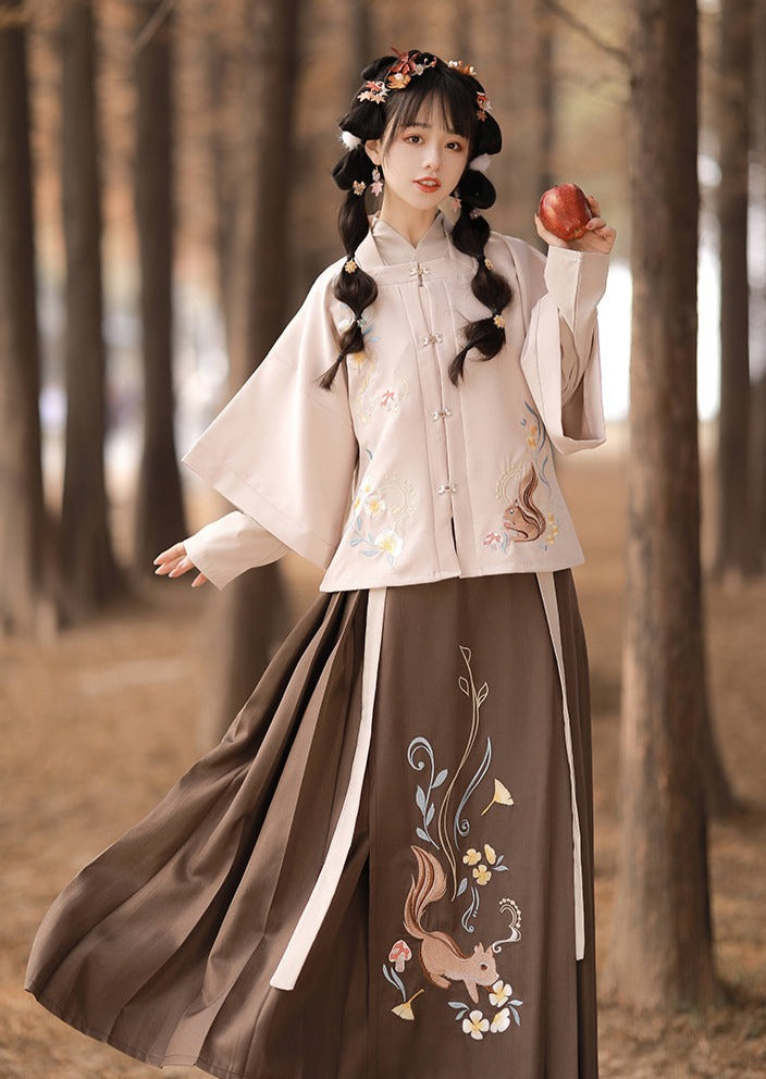 Squirrel Harvesting | Ming Winter Hanfu (丰收节)