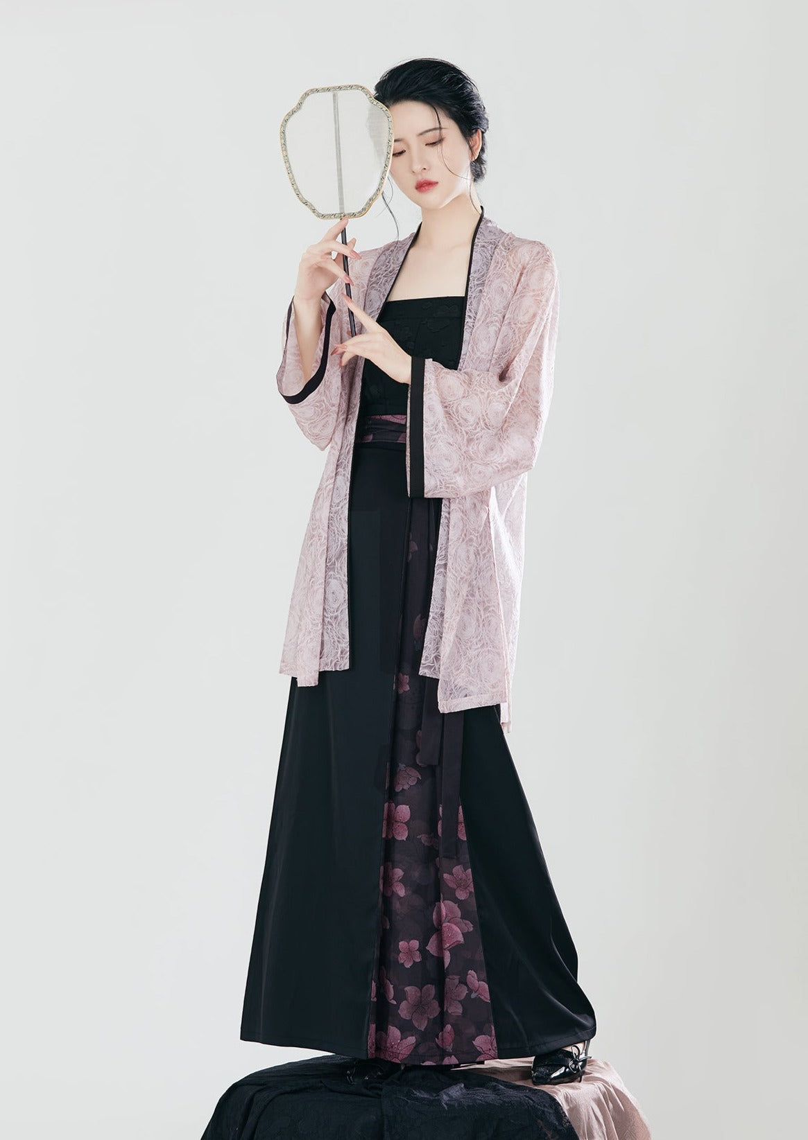 Leisure Night | Modern Black Hanfu (晚桃悠悠)