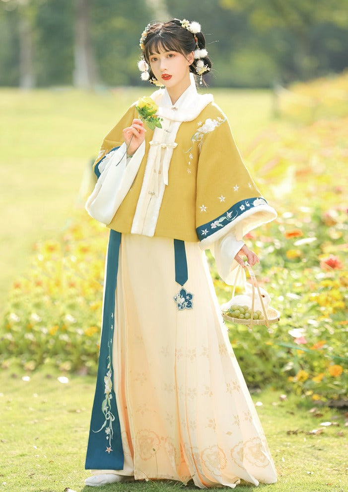 Chilly Year | Ming Winter Hanfu (广寒岁辞)