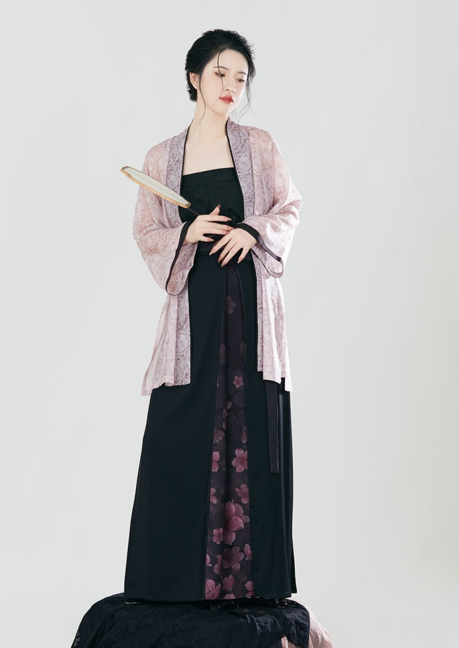 Leisure Night | Modern Black Hanfu (晚桃悠悠)