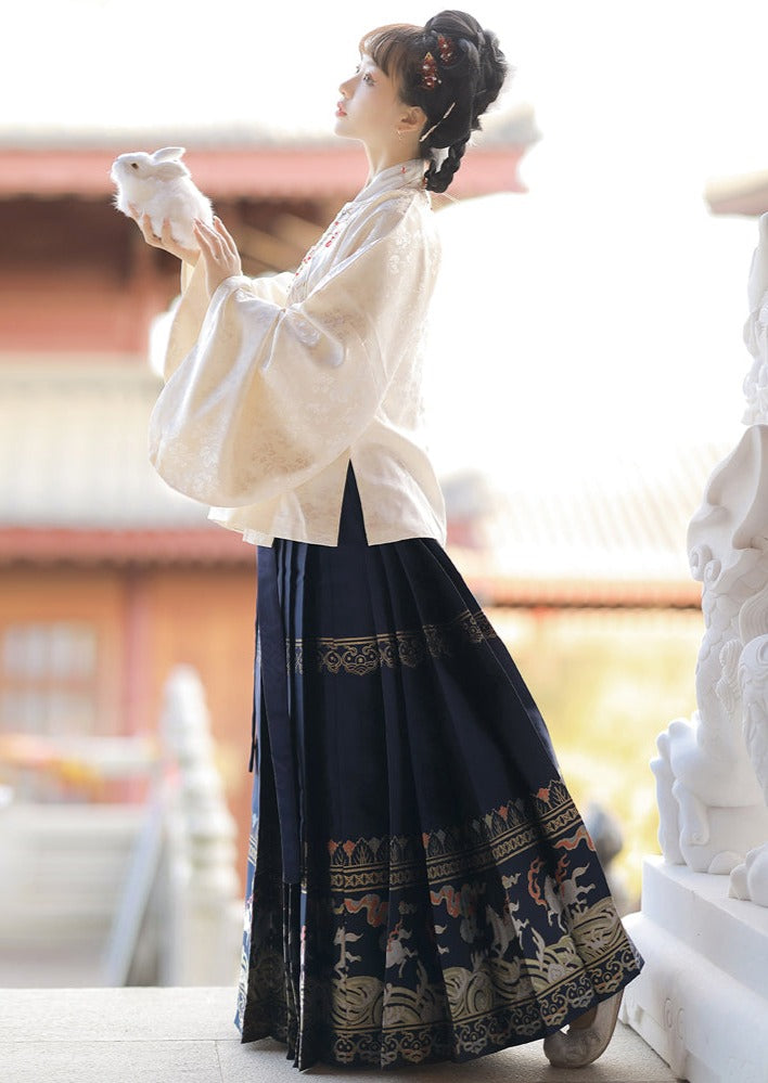 Spring Outting | Ming Hanfu Ma Mian Skirt with Blouse (踏山河)