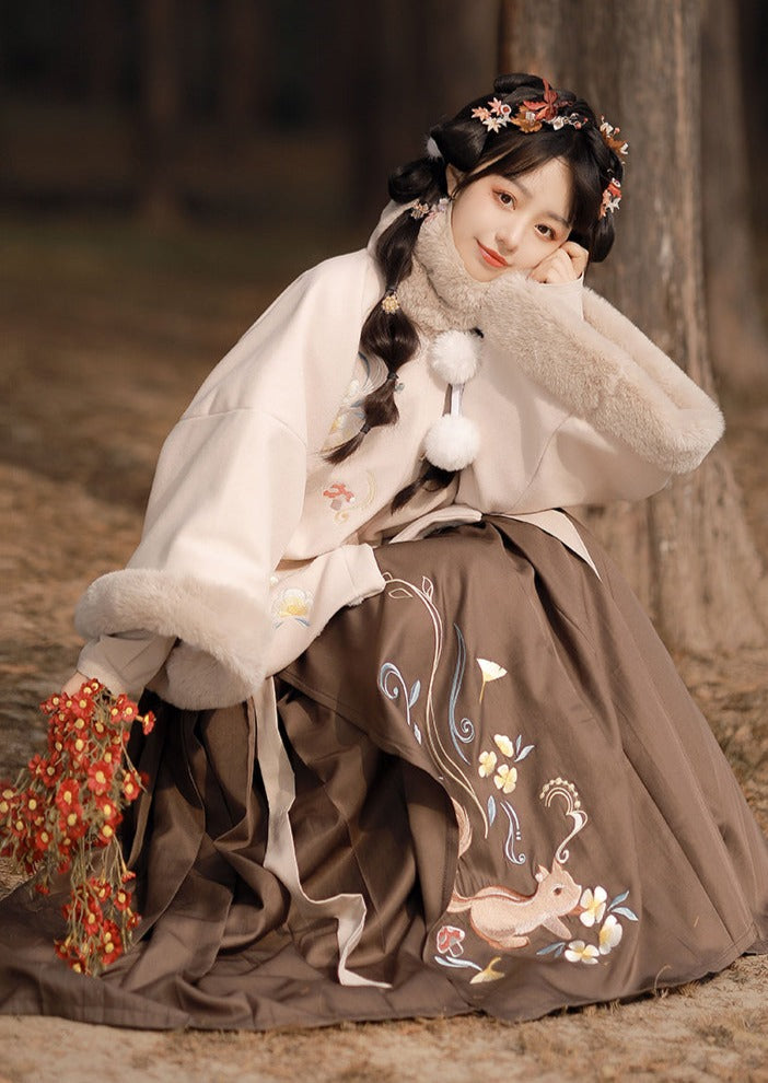 Squirrel Harvesting | Ming Winter Hanfu (丰收节)