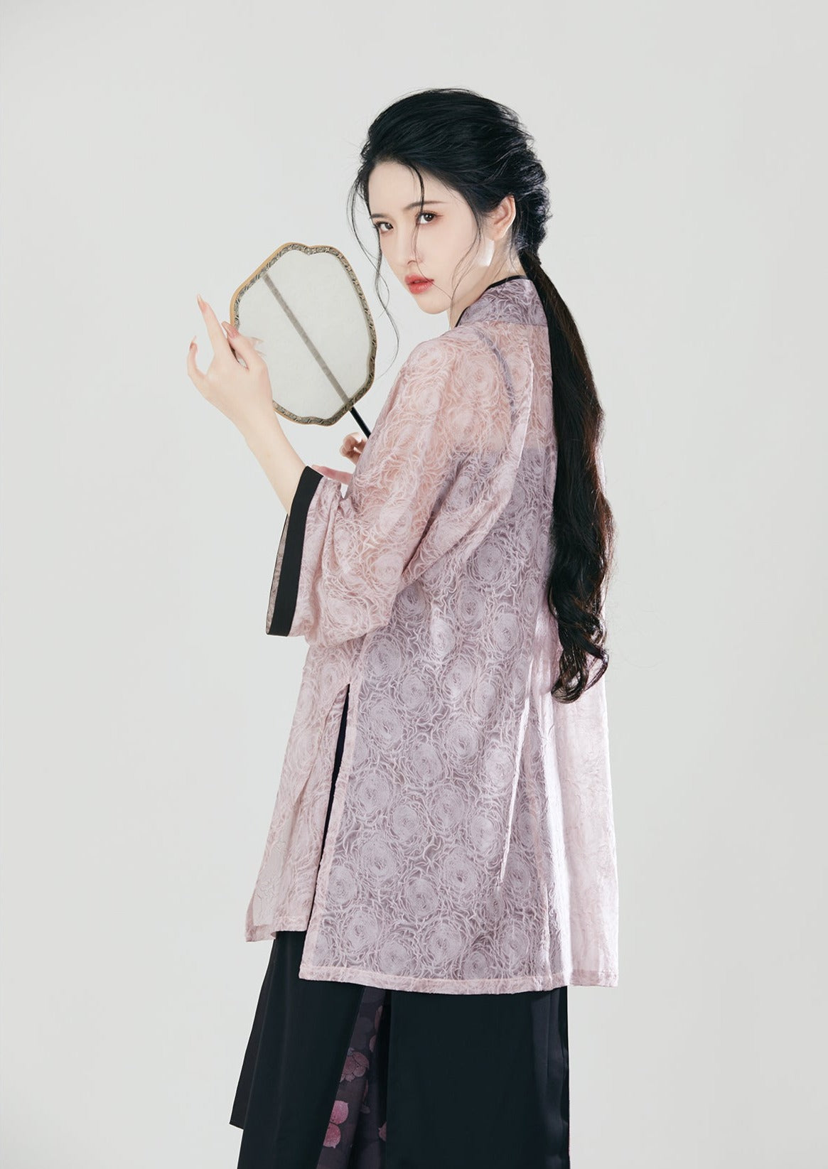 Leisure Night | Modern Black Hanfu (晚桃悠悠)