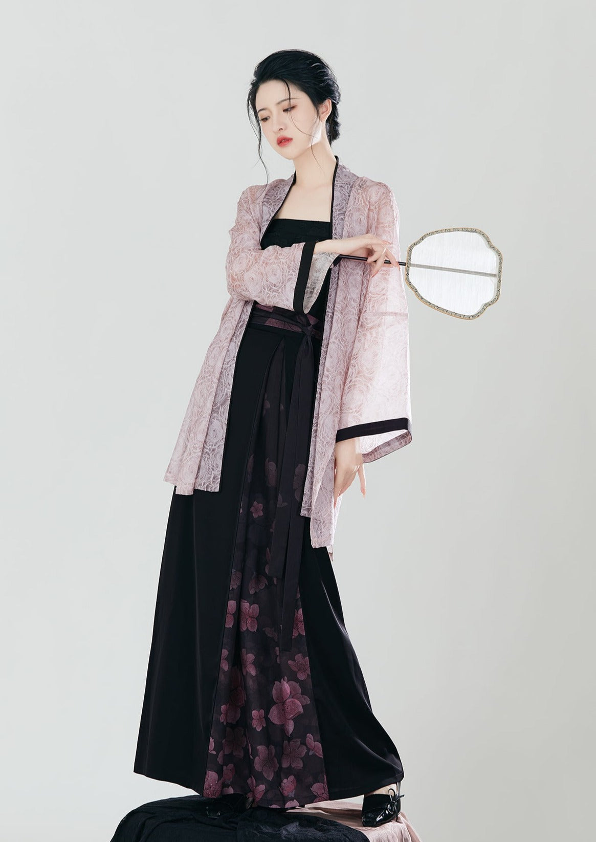 Leisure Night | Modern Black Hanfu (晚桃悠悠)