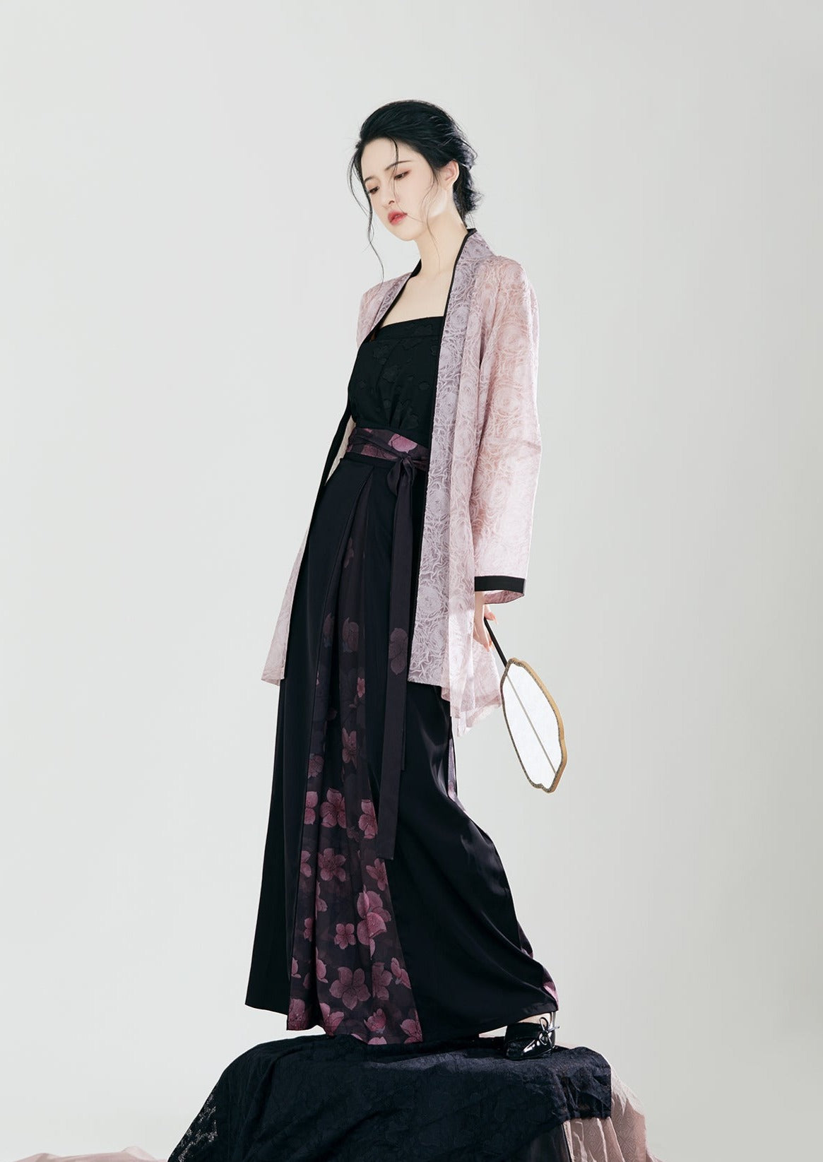 Leisure Night | Modern Black Hanfu (晚桃悠悠)