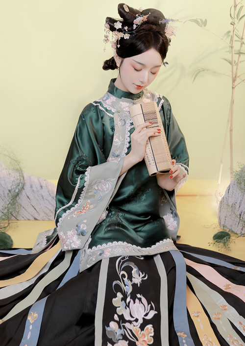 Winter Pine | Qing Hanfu Dress (雪松)